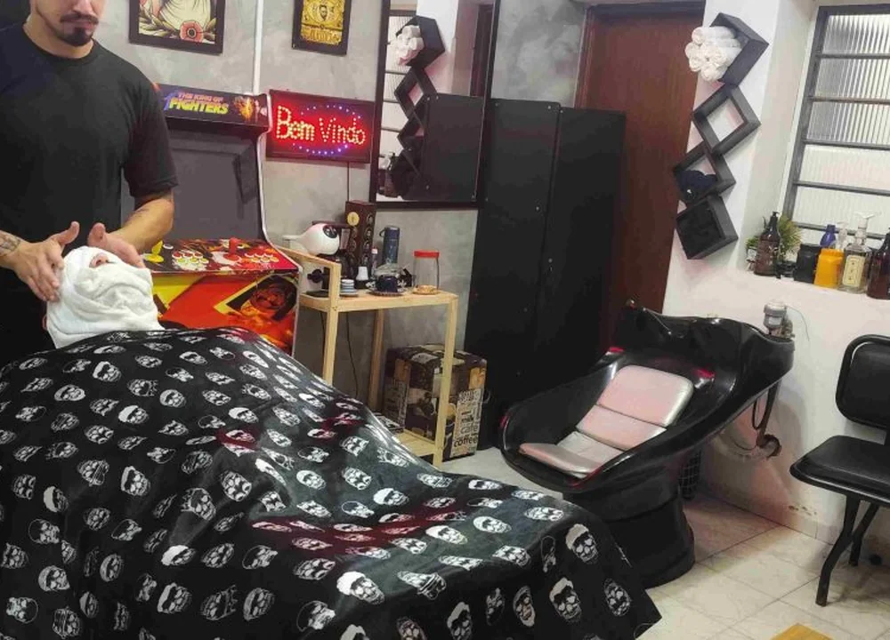 Marinho realizando um cuidado com toalha